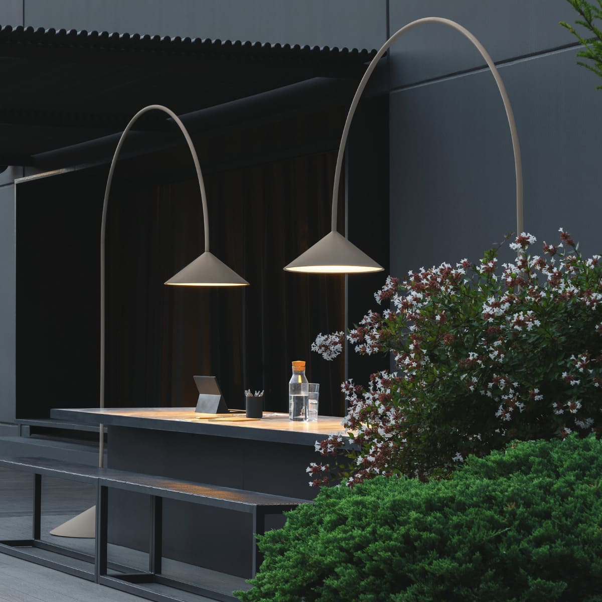 out-vibia-pie-mesa-exterior-blanco