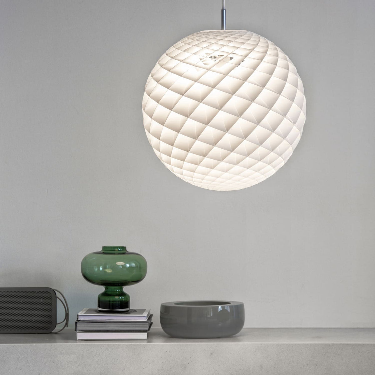 patera Louis Poulsen lampara colgante celdas ambiente mesa