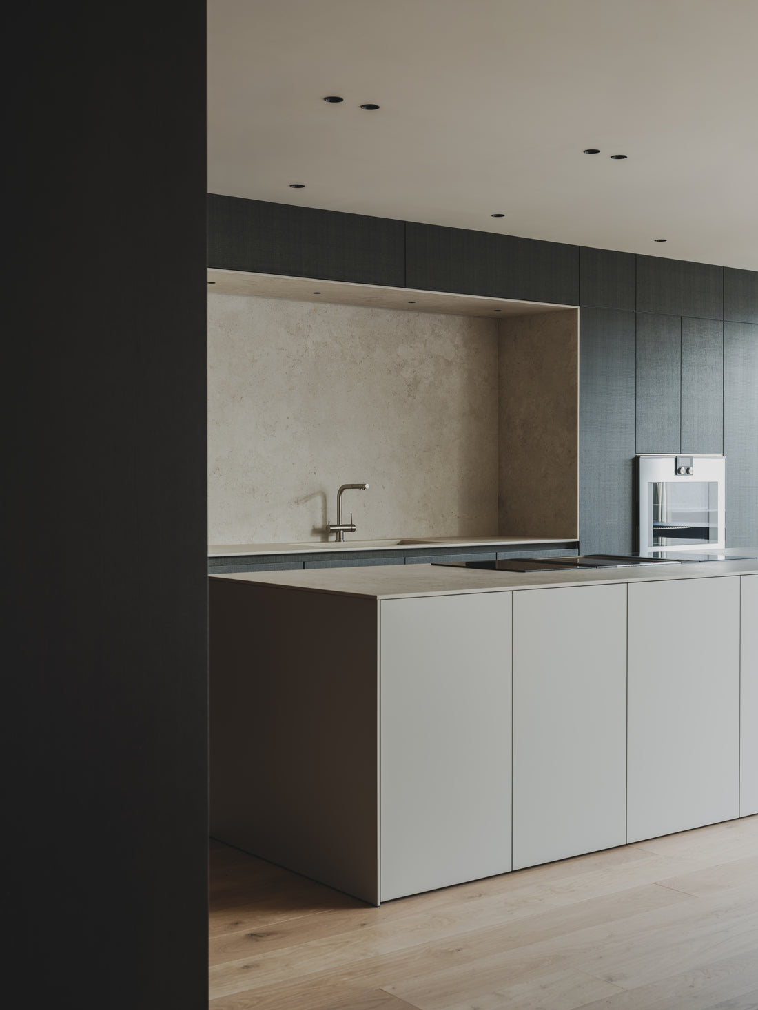 Focos empotrables Tolva S de Nexia en acabado negro, integrados en el techo de una cocina con isla.