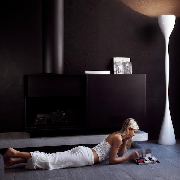 JAZZ 1330 VIBIA LAMPARA DE PIE BLANCO AMBIENTE MUJER