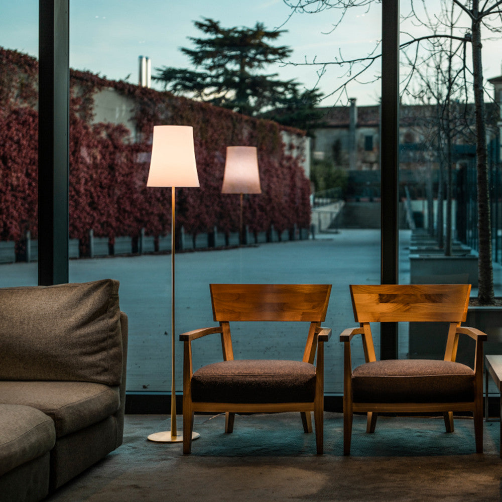 birdie-easy-pie-foscarini-lampara-mesa-ambiente-1