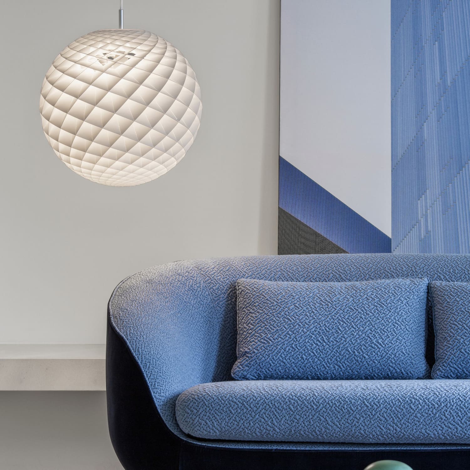patera Louis Poulsen lampara colgante celdas ambiente sofa