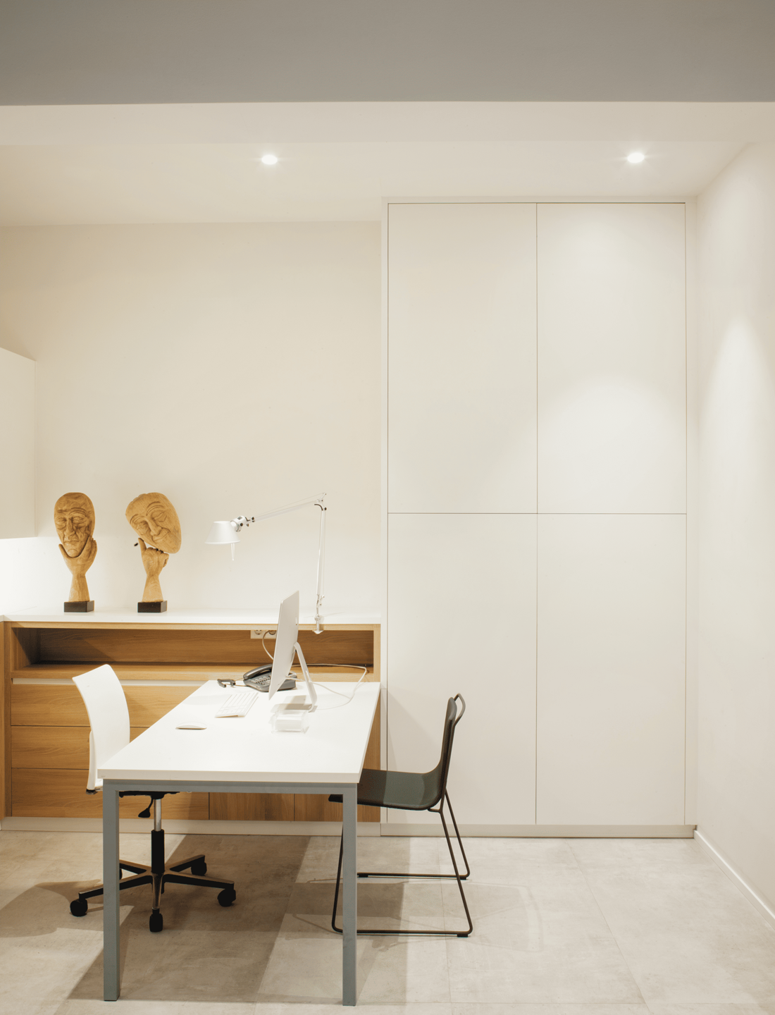 Focos empotrables Tolva S de Nexia en un despacho con mobiliario blanco y detalles de madera