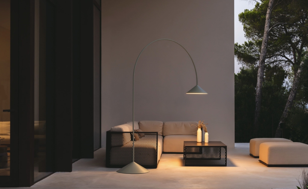 lampara de pie exterior con forma de arco Vibia out 4270